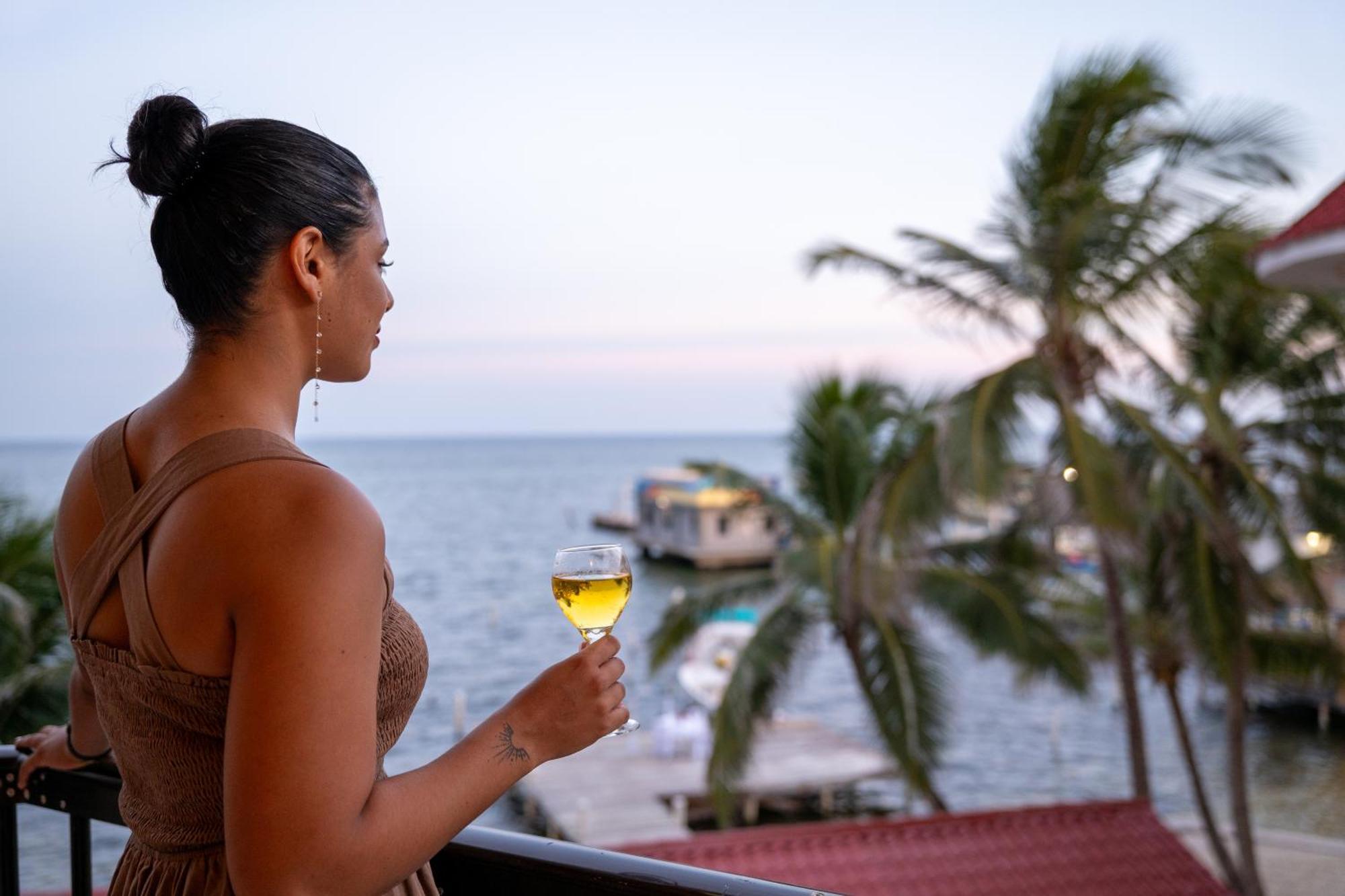 Sunbreeze Suites San Pedro  Esterno foto